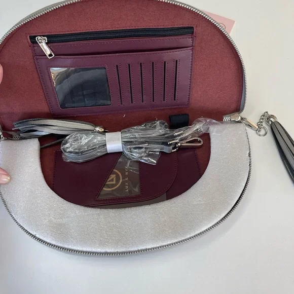 Lux & Nyx
NWT Fan Bag 5-Way Wear Crossbody Wallet. Large. Silver. - Picture 4 of 5